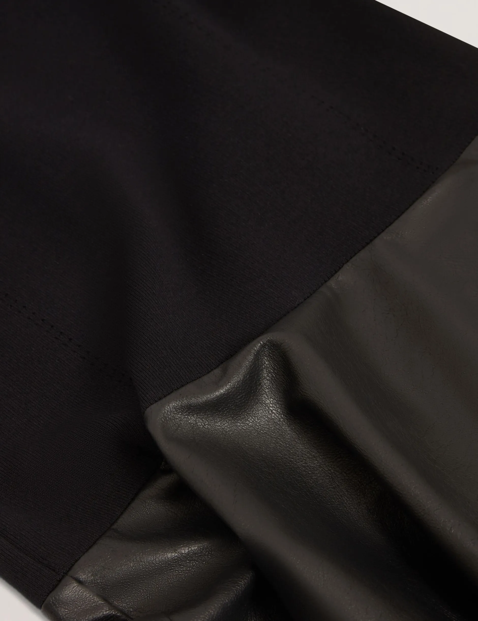 Strickkleid aus Kunstleder mit Illusionseffekt