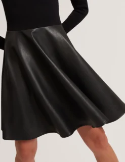 Strickkleid aus Kunstleder mit Illusionseffekt