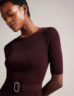 Strickkleid in Midi-Länge mit ausgestelltem Saum und Gürtel