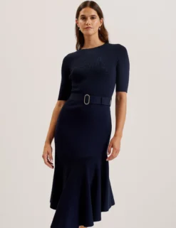 Strickkleid in Midi-Länge mit ausgestelltem Saum und Gürtel