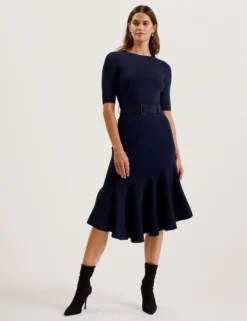 Strickkleid in Midi-Länge mit ausgestelltem Saum und Gürtel