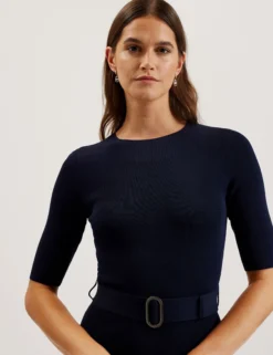 Strickkleid in Midi-Länge mit ausgestelltem Saum und Gürtel