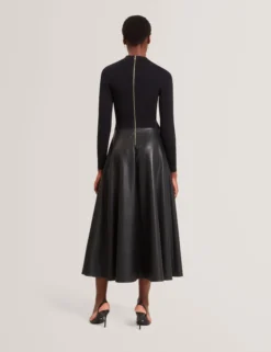 Strickkleid in Midi-Länge mit Illusionseffekt aus Kunstleder