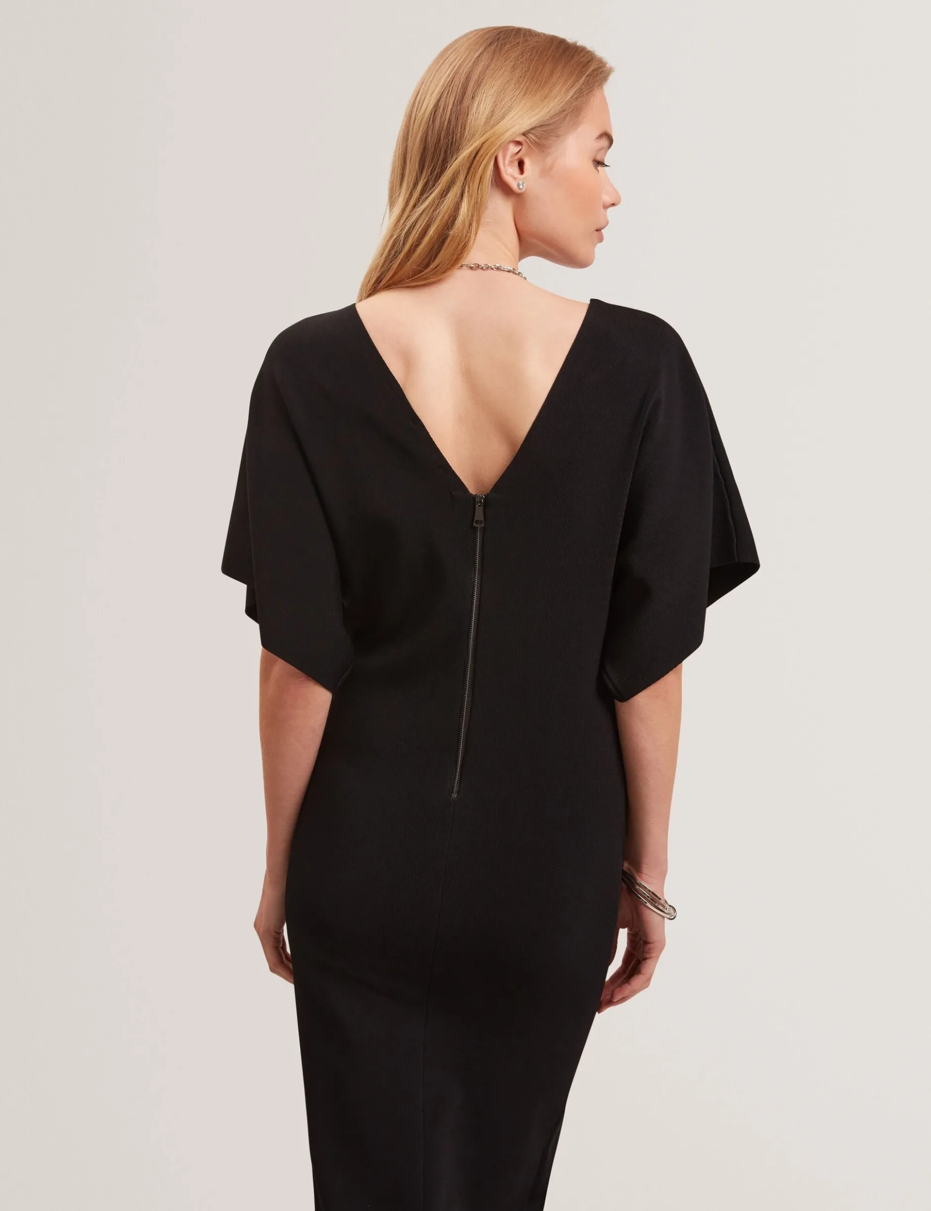 Strickkleid mit weiten Ärmeln, figurbetont, Midi-Länge