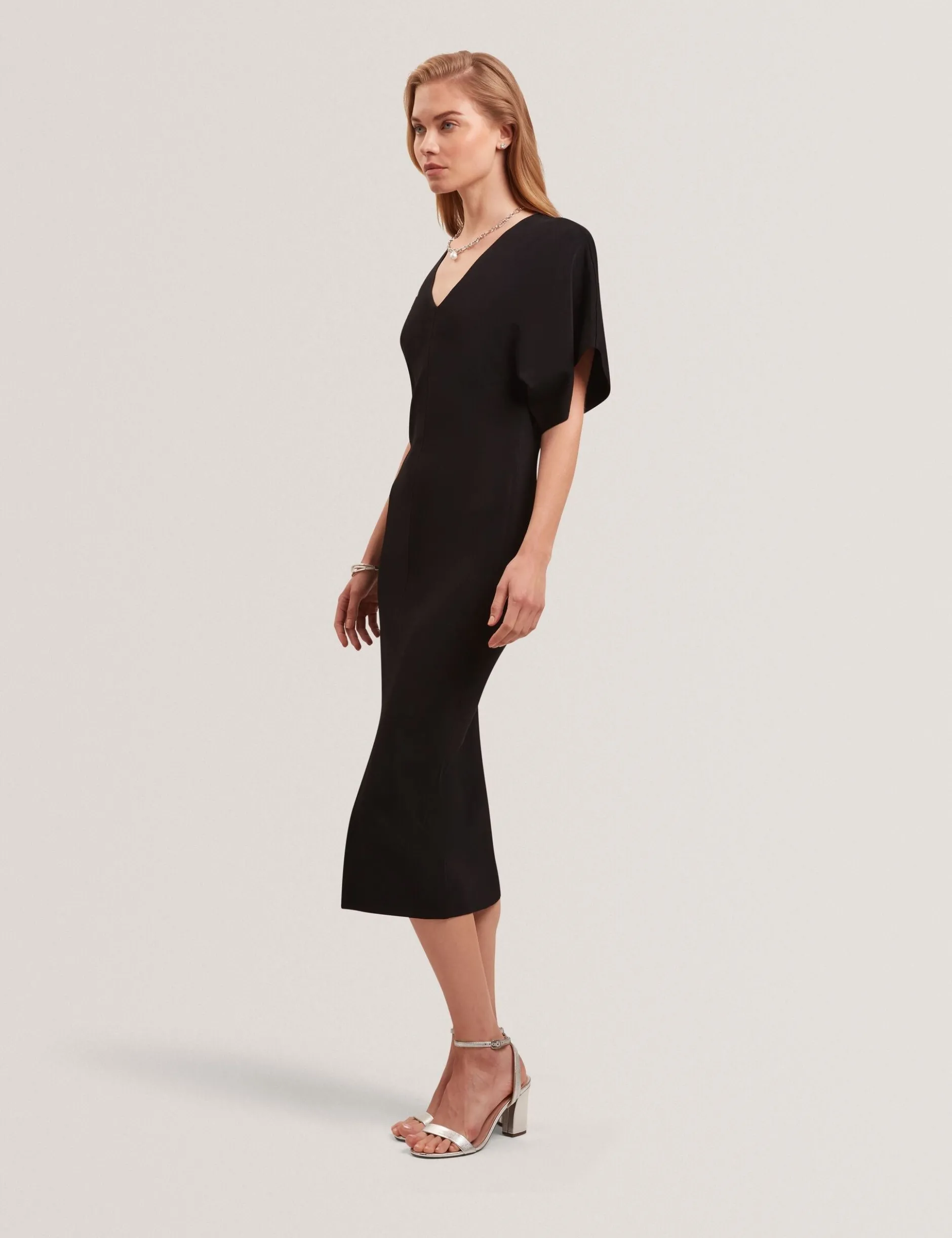 Strickkleid mit weiten Ärmeln, figurbetont, Midi-Länge