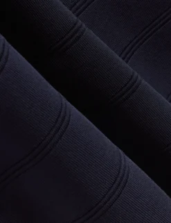 Strick-Midikleid mit Kreuzträger-Bandage und körperbetontem Schnitt
