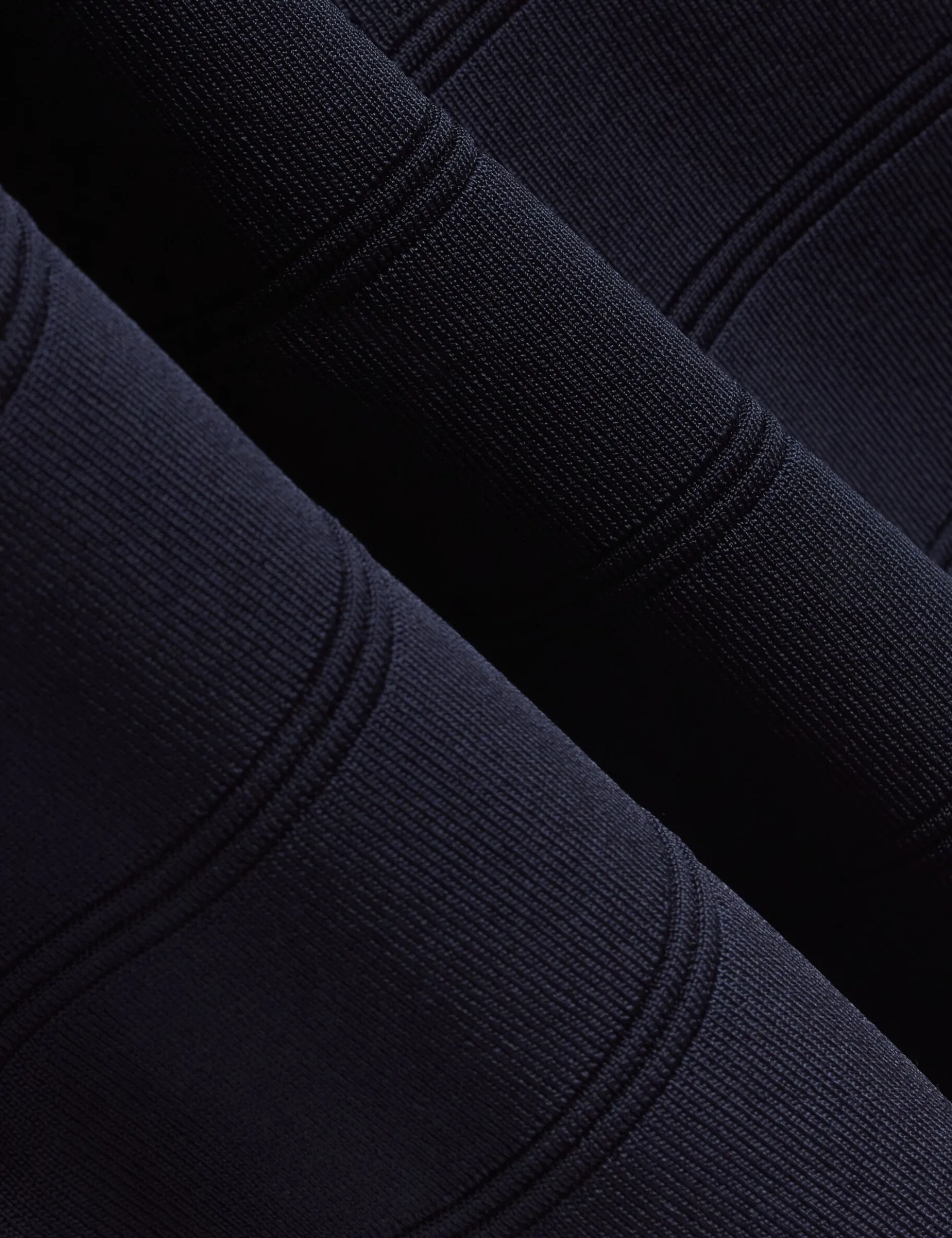Strick-Midikleid mit Kreuzträger-Bandage und körperbetontem Schnitt