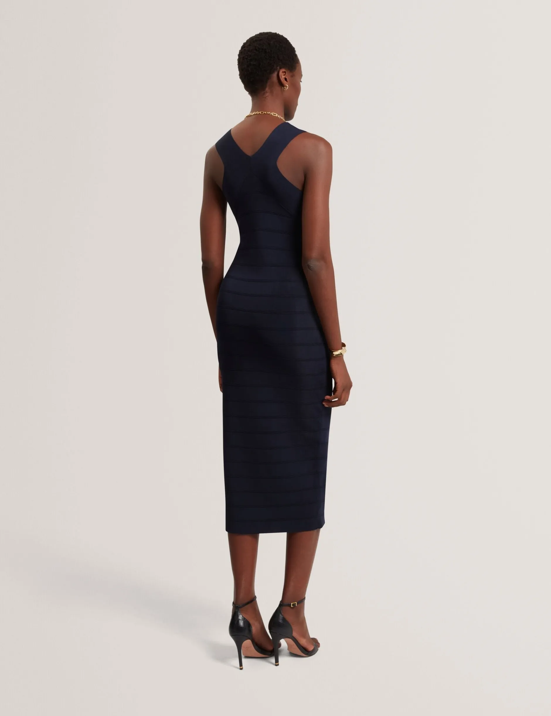 Strick-Midikleid mit Kreuzträger-Bandage und körperbetontem Schnitt