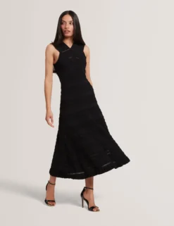 Strick-Midikleid mit Muschelsaum und Neckholder