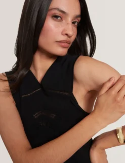 Strick-Midikleid mit Muschelsaum und Neckholder