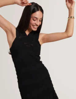 Strick-Midikleid mit Muschelsaum und Neckholder