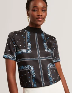 Stricktop mit Schalprint und kurzen Ärmeln