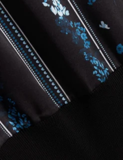 Stricktop mit Schalprint und kurzen Ärmeln