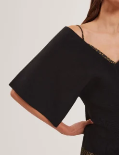Stricktop mit weiten, kurzen Ärmeln und V-Ausschnitt