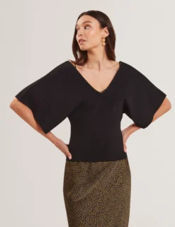 Stricktop mit weiten, kurzen Ärmeln und V-Ausschnitt