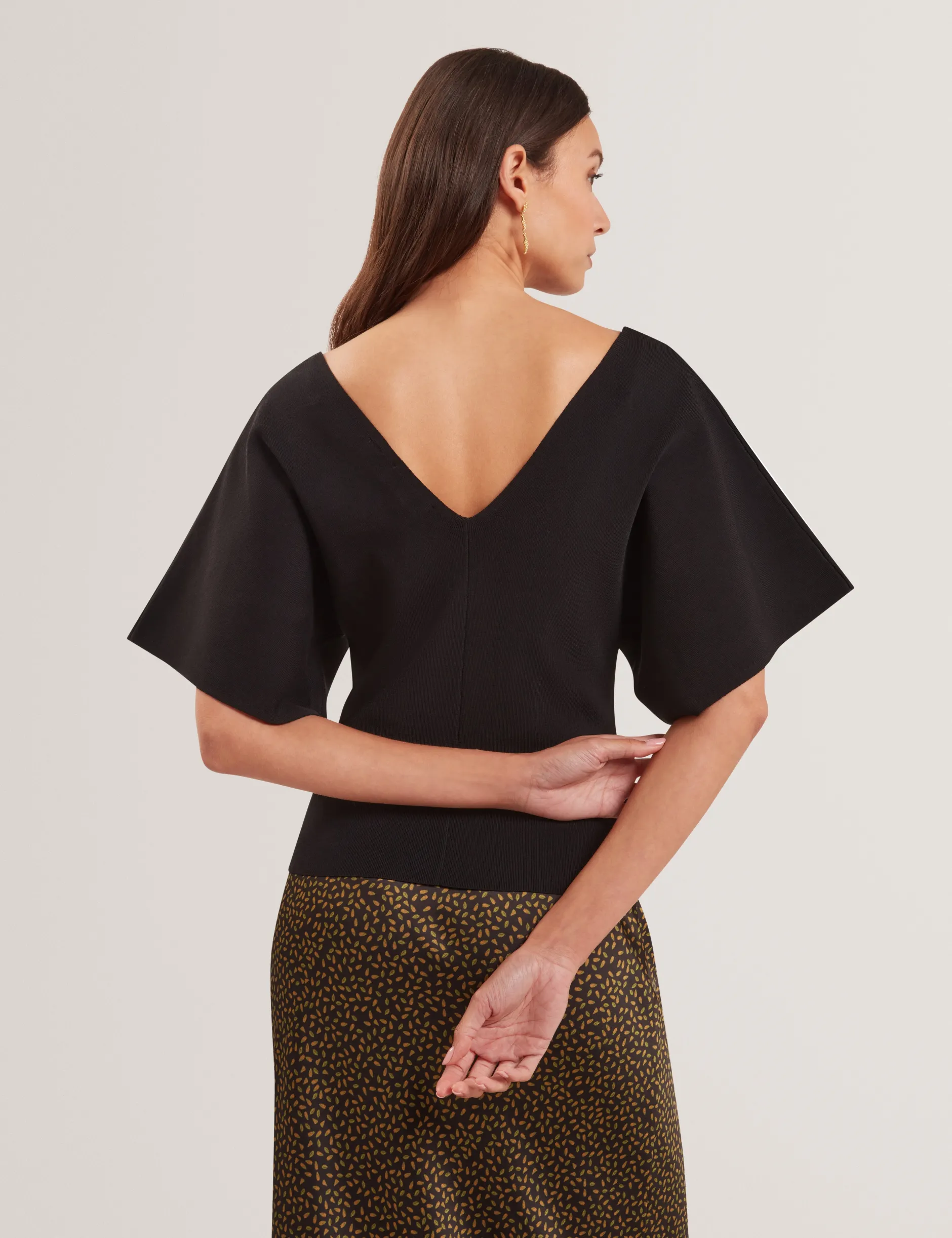 Stricktop mit weiten, kurzen Ärmeln und V-Ausschnitt