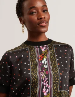 Strick-T-Shirt-Kleid mit Schalprint vorne