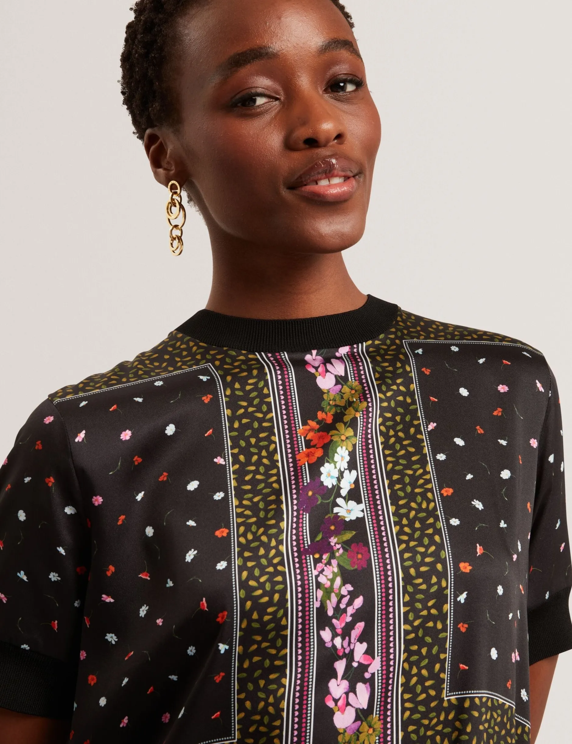 Strick-T-Shirt-Kleid mit Schalprint vorne