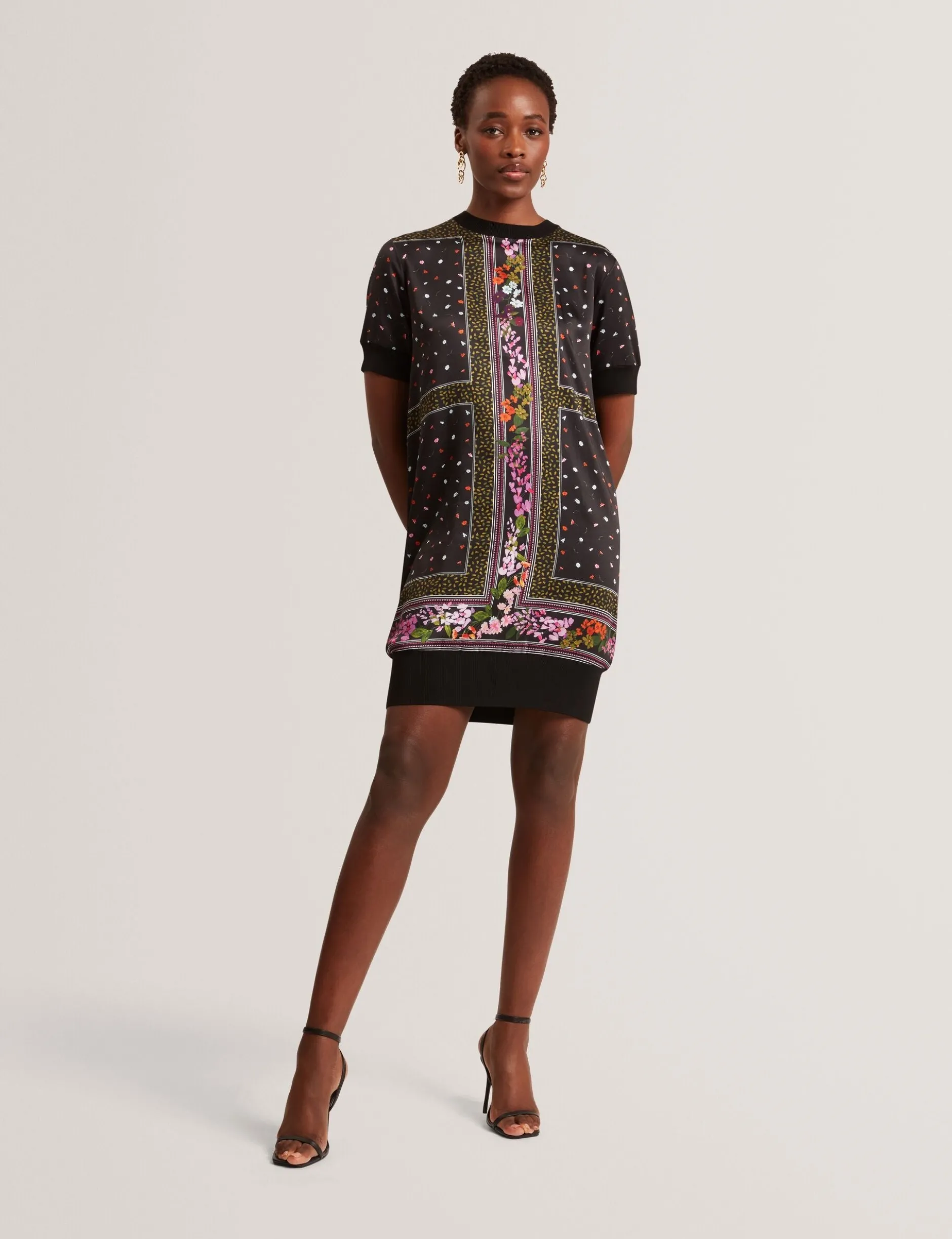 Strick-T-Shirt-Kleid mit Schalprint vorne