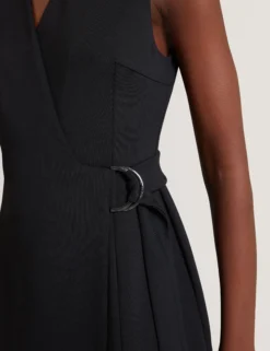Tailliertes ärmelloses Wickelkleid in Midi-Länge