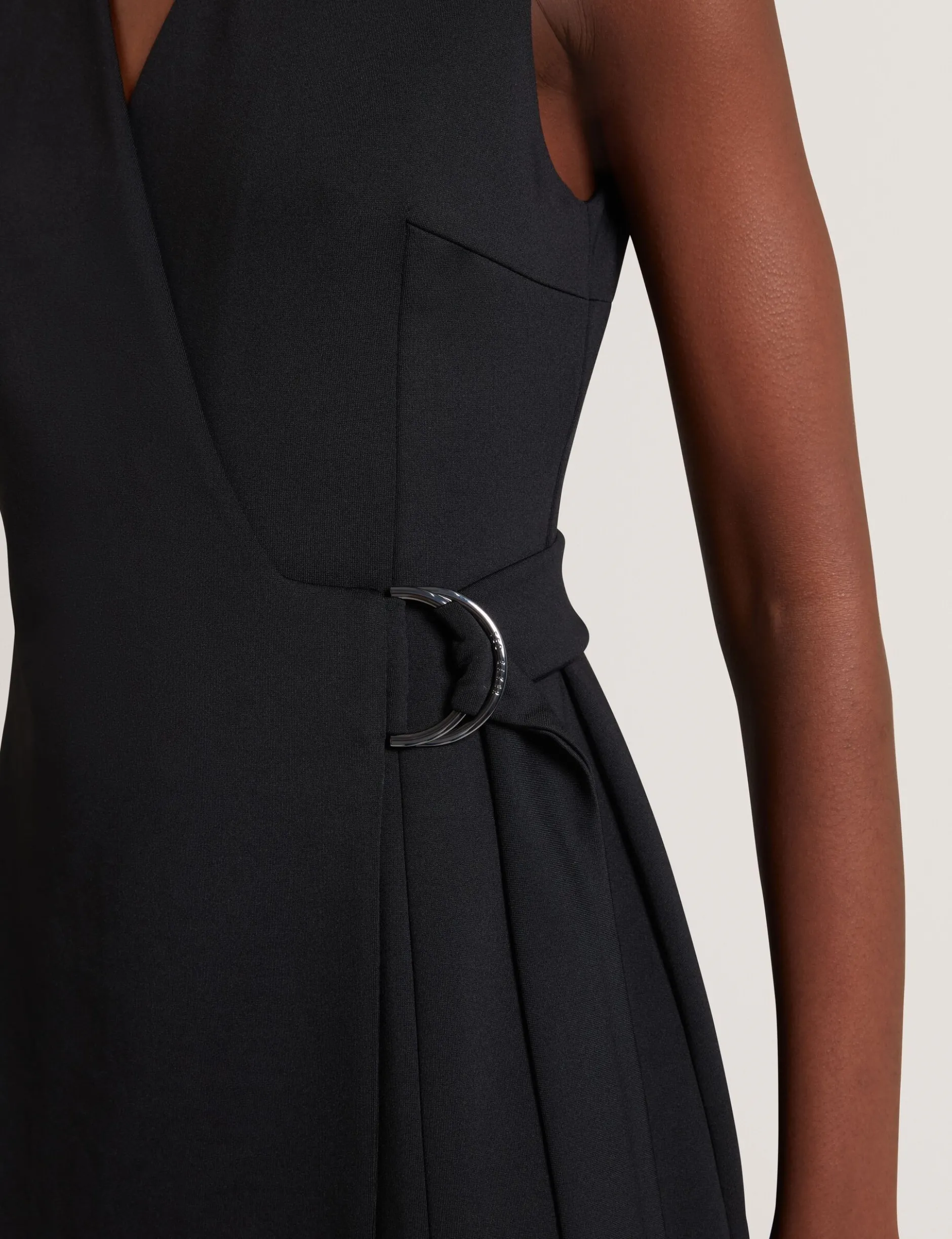 Tailliertes ärmelloses Wickelkleid in Midi-Länge