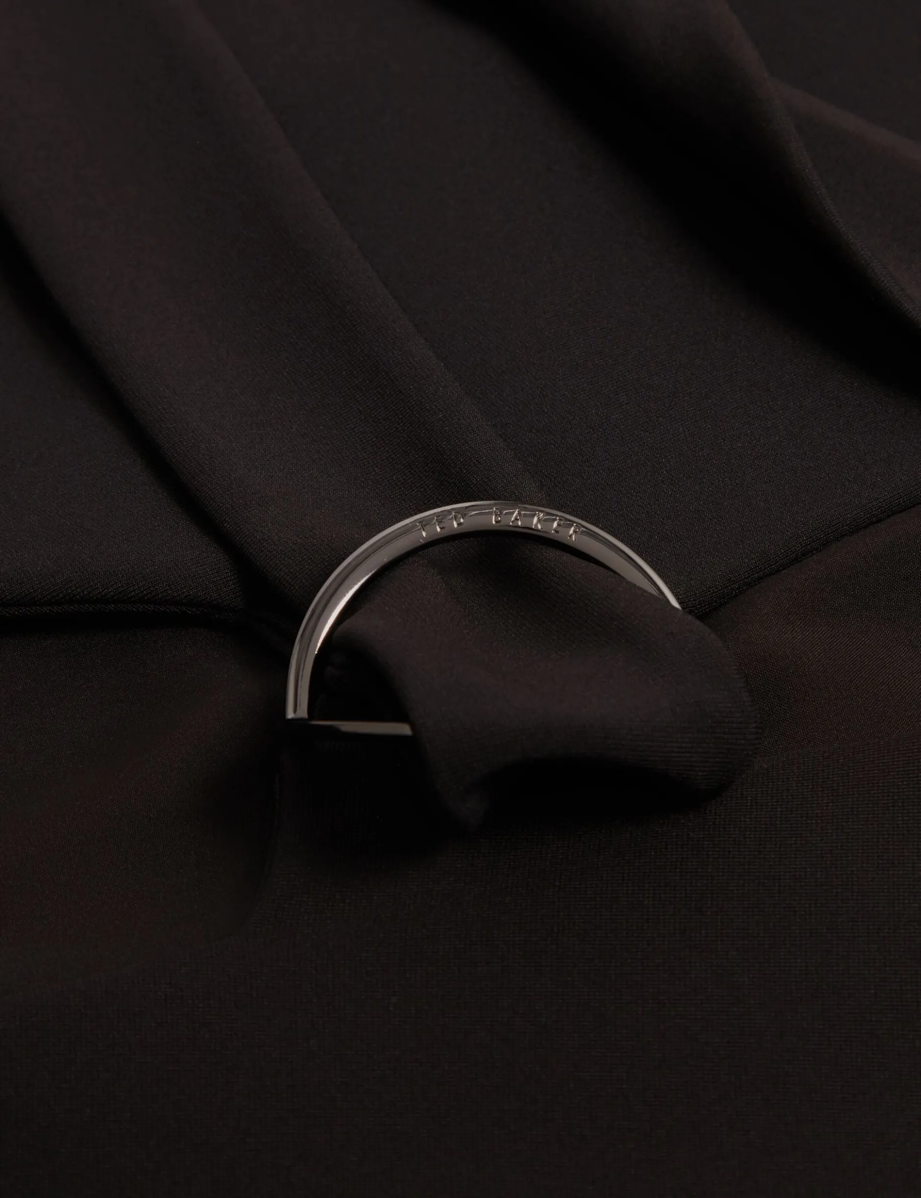 Tailliertes ärmelloses Wickelkleid in Midi-Länge