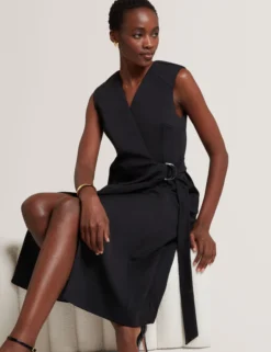 Tailliertes ärmelloses Wickelkleid in Midi-Länge