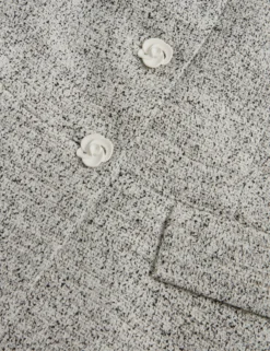 Taillierte Weste mit Bouclé-Rosenknöpfen