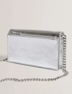 Tasche mit Kettenträger und Drehverschluss