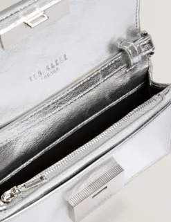 Tasche mit Kettenträger und Drehverschluss