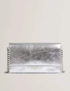 Tasche mit Kettenträger und Drehverschluss
