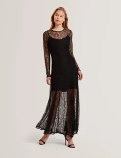 Transparentes Maxikleid aus Spitze mit langen Ärmeln