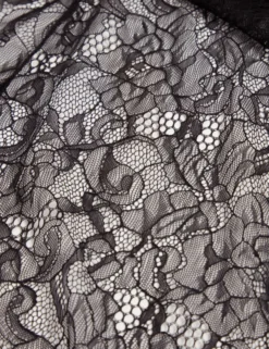 Transparentes Maxikleid aus Spitze mit langen Ärmeln