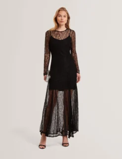 Transparentes Maxikleid aus Spitze mit langen Ärmeln