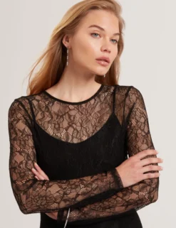 Transparentes Maxikleid aus Spitze mit langen Ärmeln