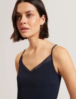 Trägertop mit Chiffondetails und V-Ausschnitt