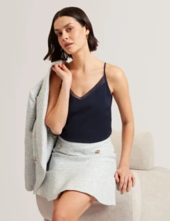 Trägertop mit Chiffondetails und V-Ausschnitt