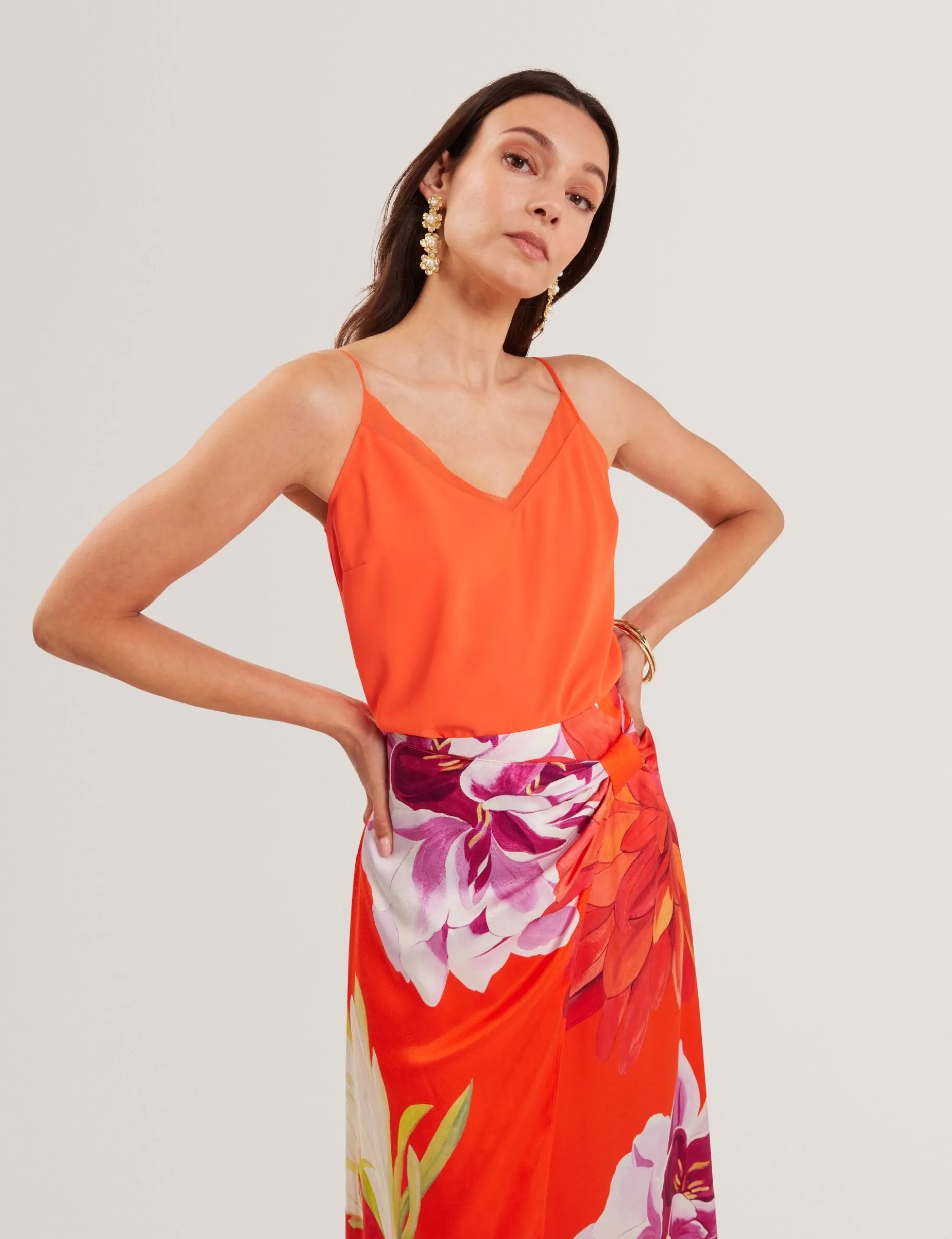 Trägertop mit Chiffondetails und V-Ausschnitt