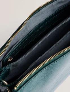Umhängetasche aus geknittertem Lackleder