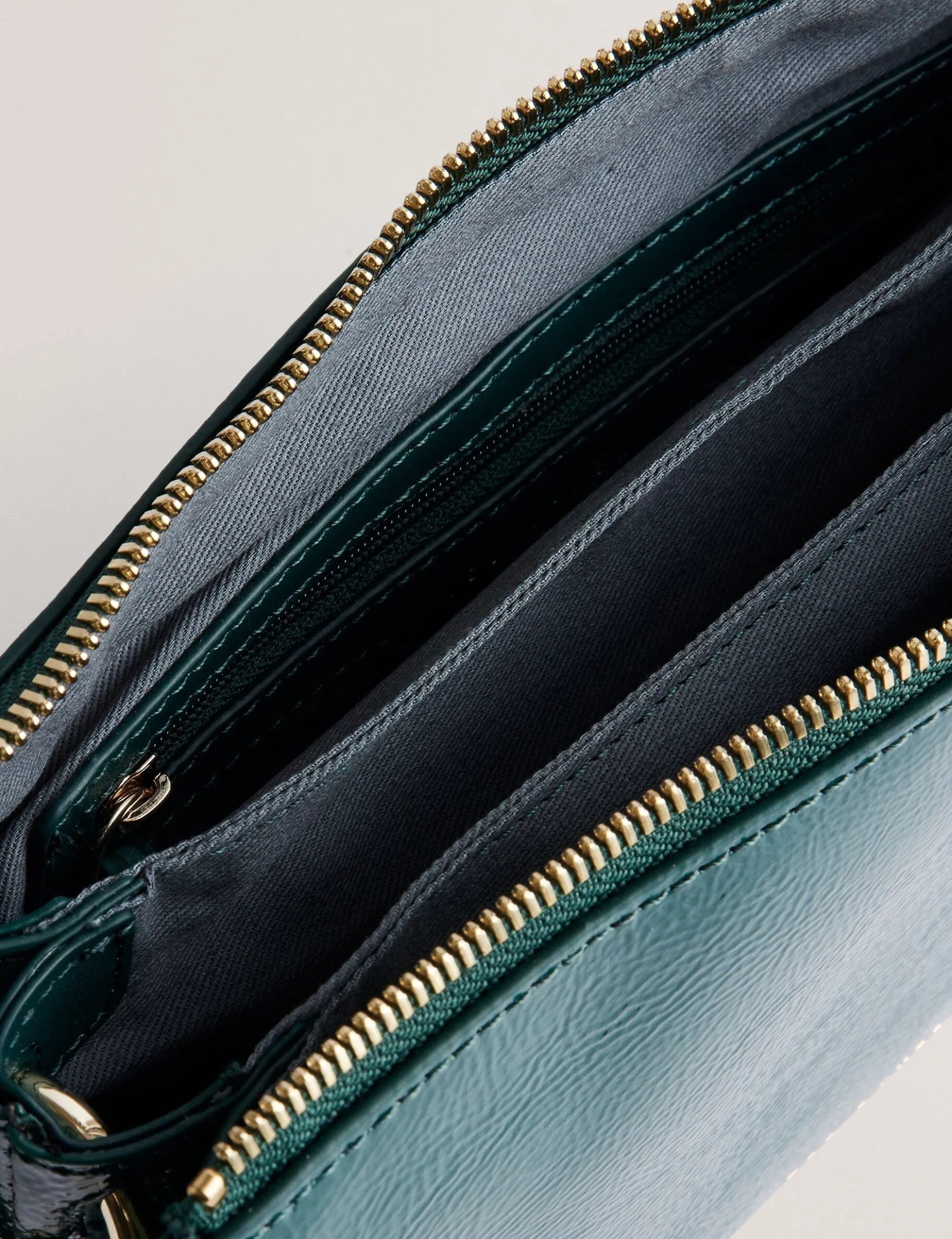 Umhängetasche aus geknittertem Lackleder