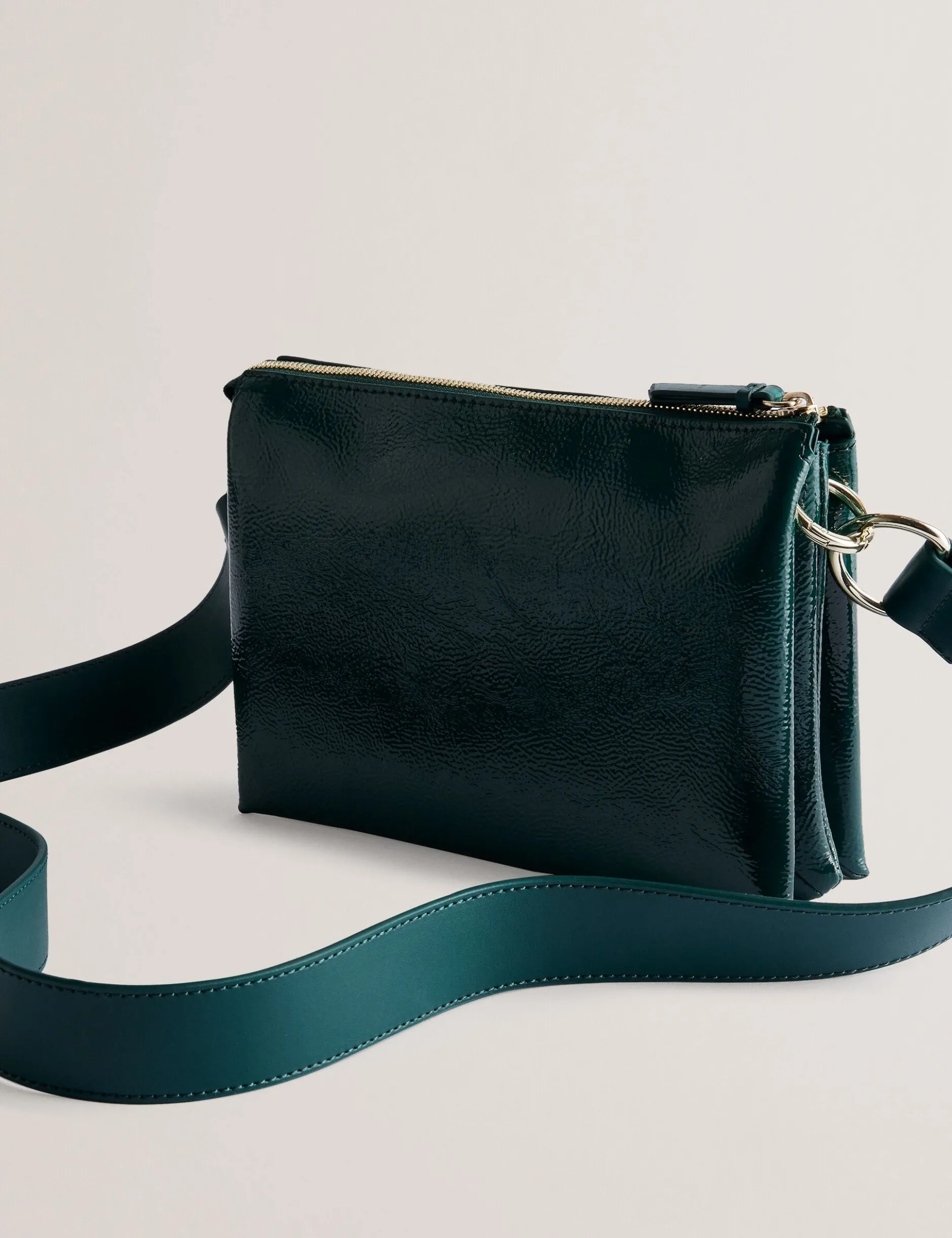 Umhängetasche aus geknittertem Lackleder