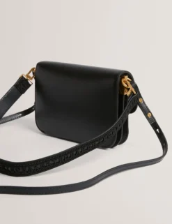 Umhängetasche aus Leder mit Schlossdetails