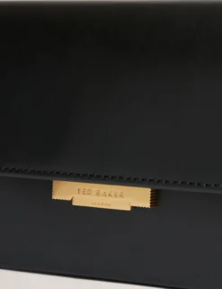 Umhängetasche aus Leder mit Schlossdetails