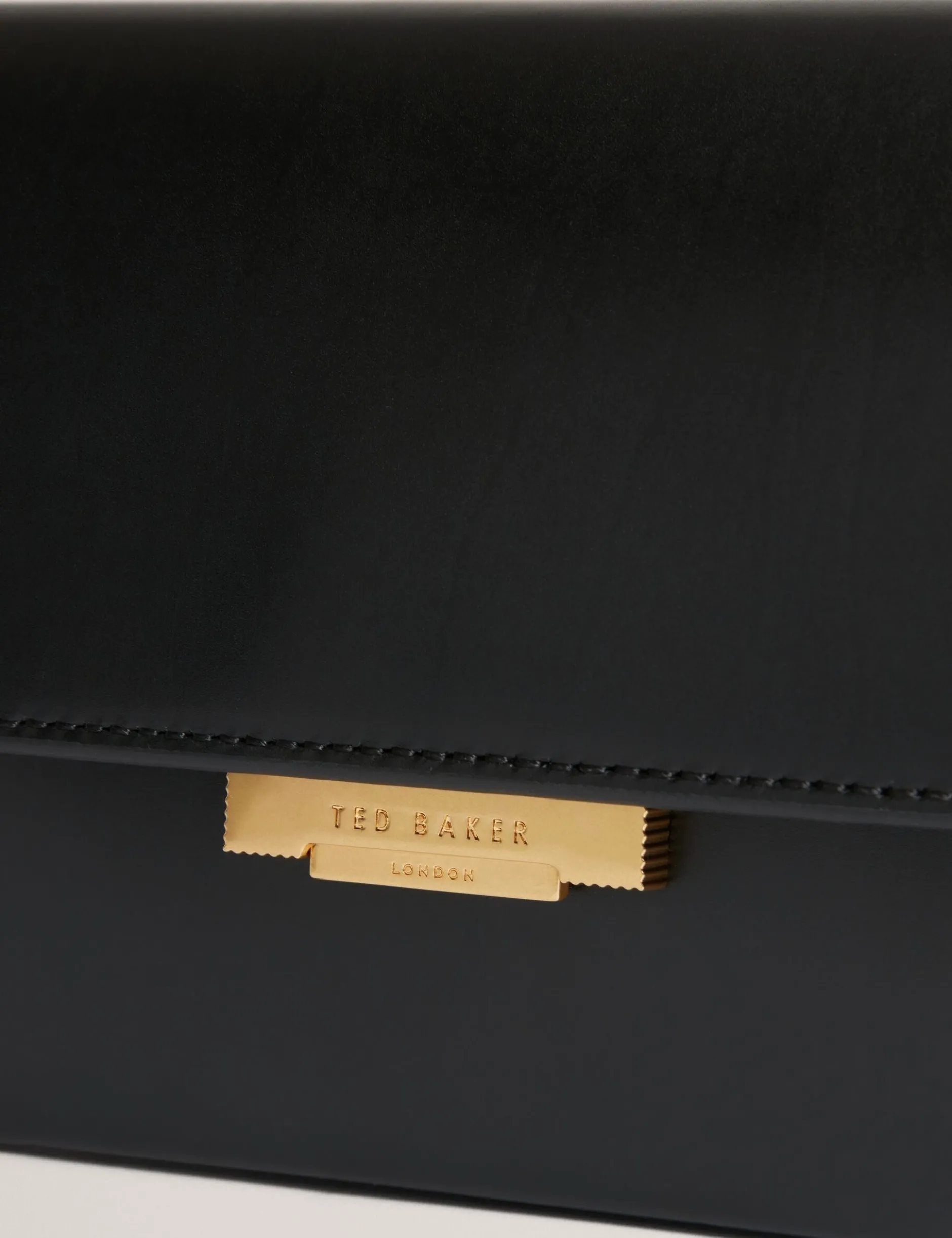 Umhängetasche aus Leder mit Schlossdetails