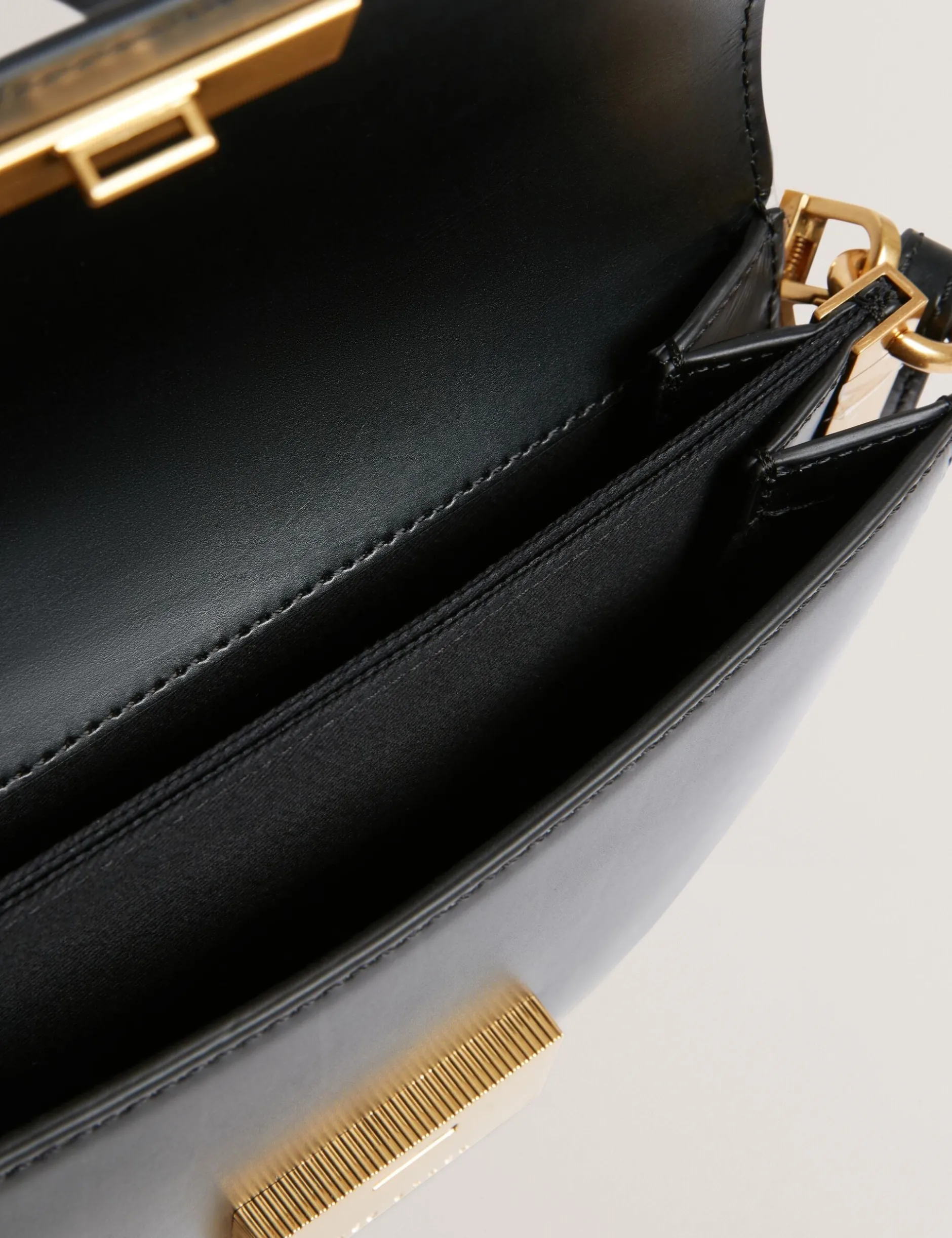 Umhängetasche aus Leder mit Schlossdetails