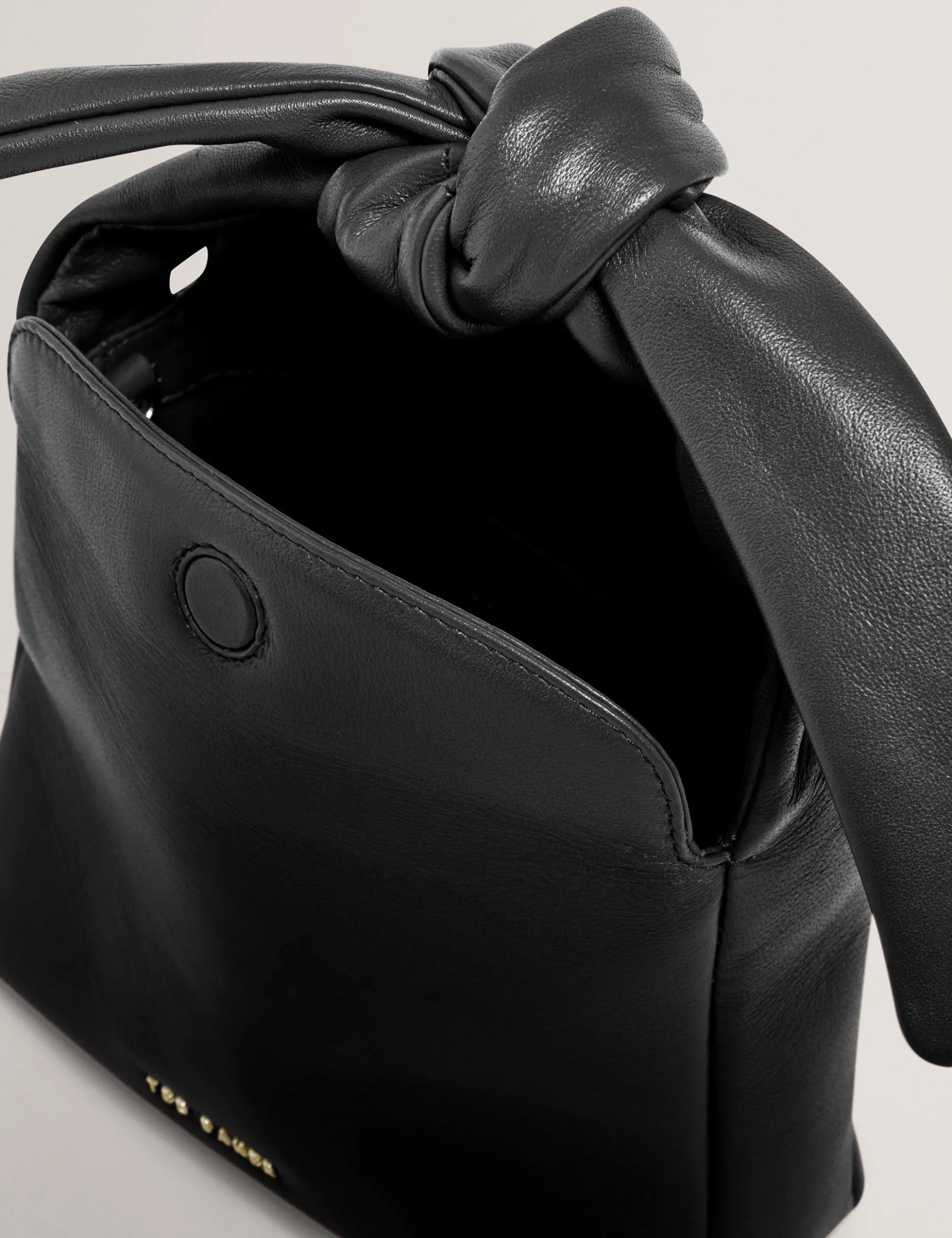 Umhängetasche aus weichem Leder mit Schleife und Knoten