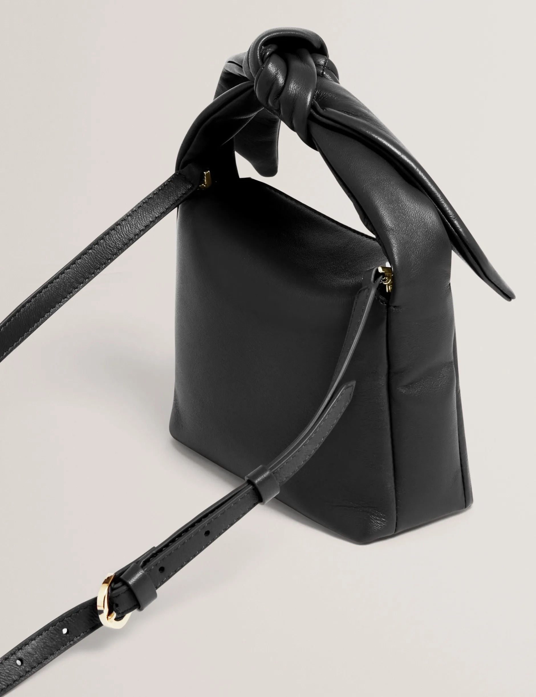 Umhängetasche aus weichem Leder mit Schleife und Knoten