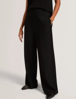 Weite Hose mit Paspeldetails