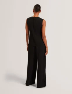 Weite Hose mit Paspeldetails