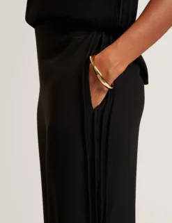 Weite Hose mit Paspeldetails